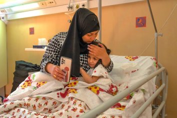 Shaymaa, in hospital with aunt-photo by Nariman El-Mofty